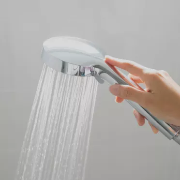 Zimny prysznic przed snem - kiedy się wykapać przed snem? Artykuł FDM